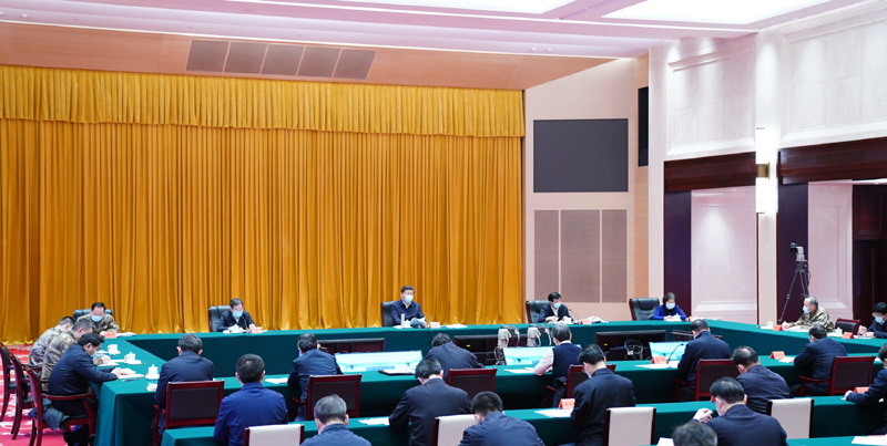 3月10日，中共中央总书记、国家主席、中央军委主席习近平专门赴湖北省武汉市考察新冠肺炎疫情防控工作。这是实地考察结束后，习近平主持召开会议，听取中央指导组、湖北省委和省政府关于疫情防控工作汇报，并发表重要讲话。新华社记者 谢环驰 摄