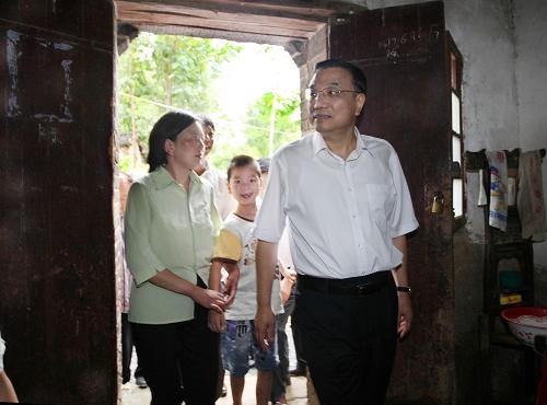 7月13日至14日,中共中央政治局常委、国务院副总理李克强在湖北考察。这是7月14日,李克强来到地处大别山区的红安县陈升庙村看望慰问困难群众,了解他们的生活情况。新华社记者 刘卫兵 摄