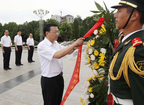 这是7月14日,李克强在红安瞻仰黄麻起义和鄂豫皖苏区革命烈士纪念碑,向烈士们敬献花篮。新华社记者 刘卫兵 摄